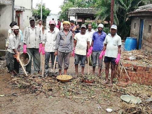 पूरग्रस्त गावांमध्ये जिप कोल्हापूर कर्मचारी, स्वयंसेवक आणि ग्रामस्थ यांच्या श्रमदानाद्वारे स्वच्छता दि 14 .8.19 Grampanchayat Udagaon