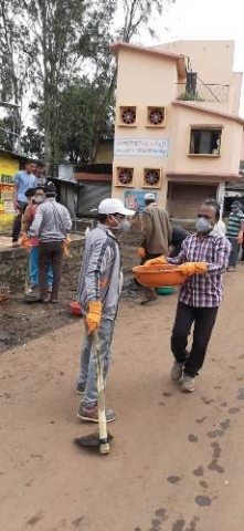 पूरग्रस्त गावांमध्ये जिप कोल्हापूर कर्मचारी, स्वयंसेवक आणि ग्रामस्थ यांच्या श्रमदानाद्वारे स्वच्छता दि 14 .8.19 Grampanchayat Padali Bu