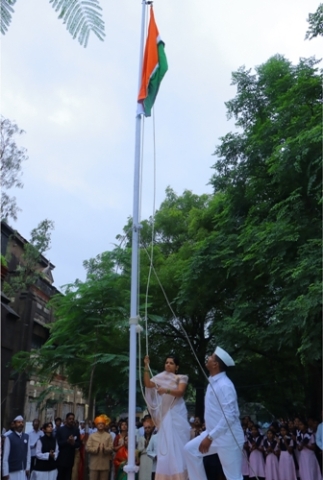 स्वातंत्र्याचा अमृत महोत्सवी कार्यक्रम निमित्त कागलकर हाऊस जिल्हा परिषद कोल्हापूर येथे मा. श्रीम.हेमलता संग्राम पाटील  यांच्या हस्ते झेंडा फडकविताना उपस्थित मा.मुख्य कार्यकारी अधिकारी जि.प.कोल्हापूर व इतर मान्यवर