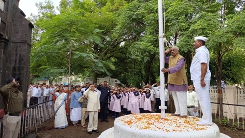 स्वातंत्र्याचा अमृत महोत्सवी कार्यक्रम निमित्त कागलकर हाऊस जिल्हा परिषद कोल्हापूर येथे मा.श्री वसंतराव ज्ञानदेव माने यांच्या हस्ते झेंडा फडकविताना उपस्थित मा.मुख्य कार्यकारी अधिकारी जि.प.कोल्हापूर व इतर मान्यवर