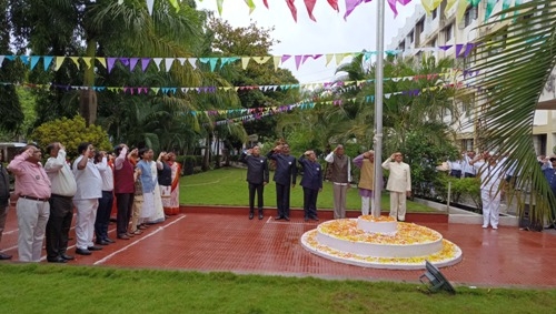 स्वातंत्र्याचा अमृत महोत्सवी कार्यक्रम निमित्त  जिल्हा परिषद कोल्हापूर प्रांगण येथे मा.श्री अजितसिंह शिंदे (शहीद मेजर सतीश शिंदे यांचे वडील )यांच्या हस्ते झेंडा फडकविताना उपस्थित मा.मुख्य कार्यकारी अधिकारी जि.प.कोल्हापूर व इतर मान्यवर