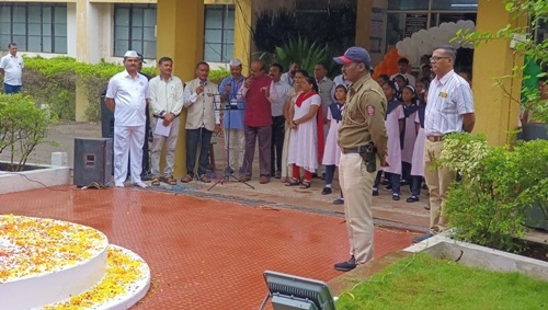 स्वातंत्र्याचा अमृत महोत्सवी कार्यक्रम निमित्त  माननीय आरोग्य अधिकारी योगेश साळे साहेब देशभक्तीवर गीत सादर करताना