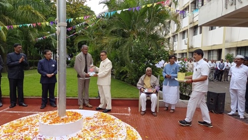 स्वातंत्र्याचा अमृत महोत्सवी कार्यक्रम निमित्त  माननीय मुख्य कार्यकारी अधिकारी जिल्हा परिषद कोल्हापूर  मा.श्री अजितसिंह शिंदे (शहीद मेजर सतीश शिंदे यांचे वडील ) यांचा सत्कार करताना